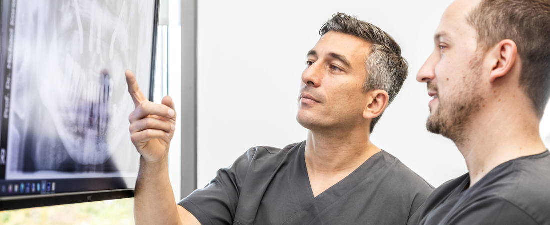 Die Behandlung mit All-on-4 feste Zähne an einem Tag in Heidelberg: Vor dem All-on-4-Eingriff wird anhand von Röntgenbildern die exakte Position der Implantate ermittelt.